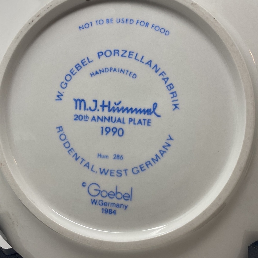 A VINTAGE M J HUMMEL HANDPAINTED 20th ANNUAL PLATE 1990 PLATE #286 - Picture 3 of 3